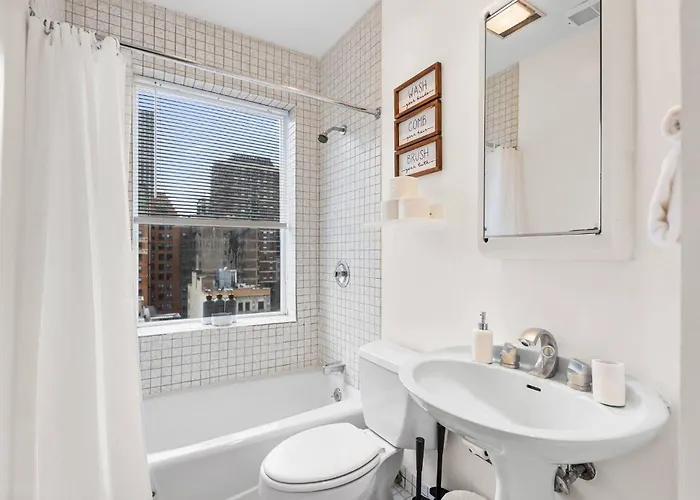 Hancock Lookout|steps To Beach&transit, Chi Views Apartment Chicago